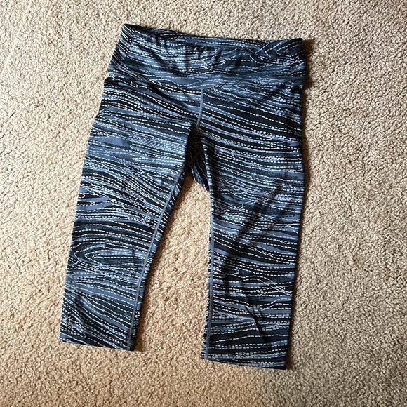 athleta short capri leggings - Picture 2 of 7